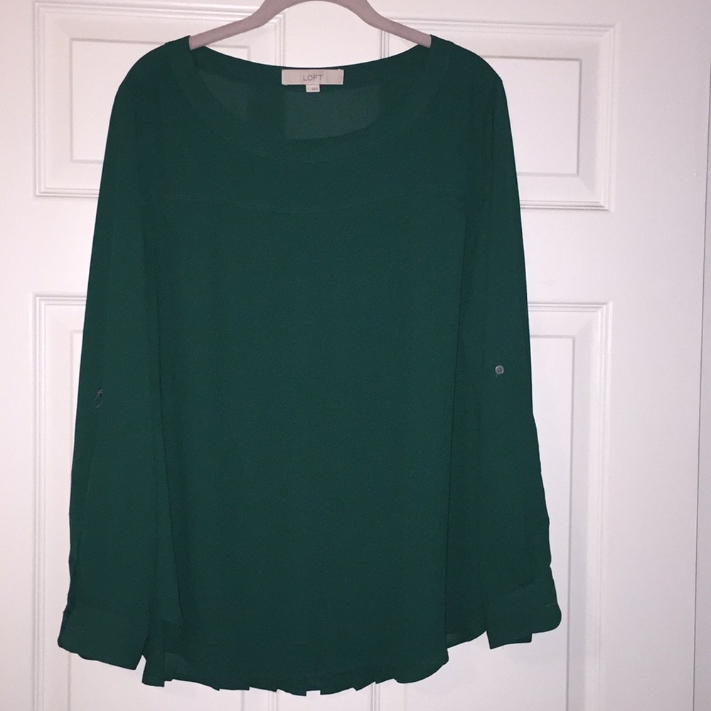 Loft pleated back top with tab sleeves